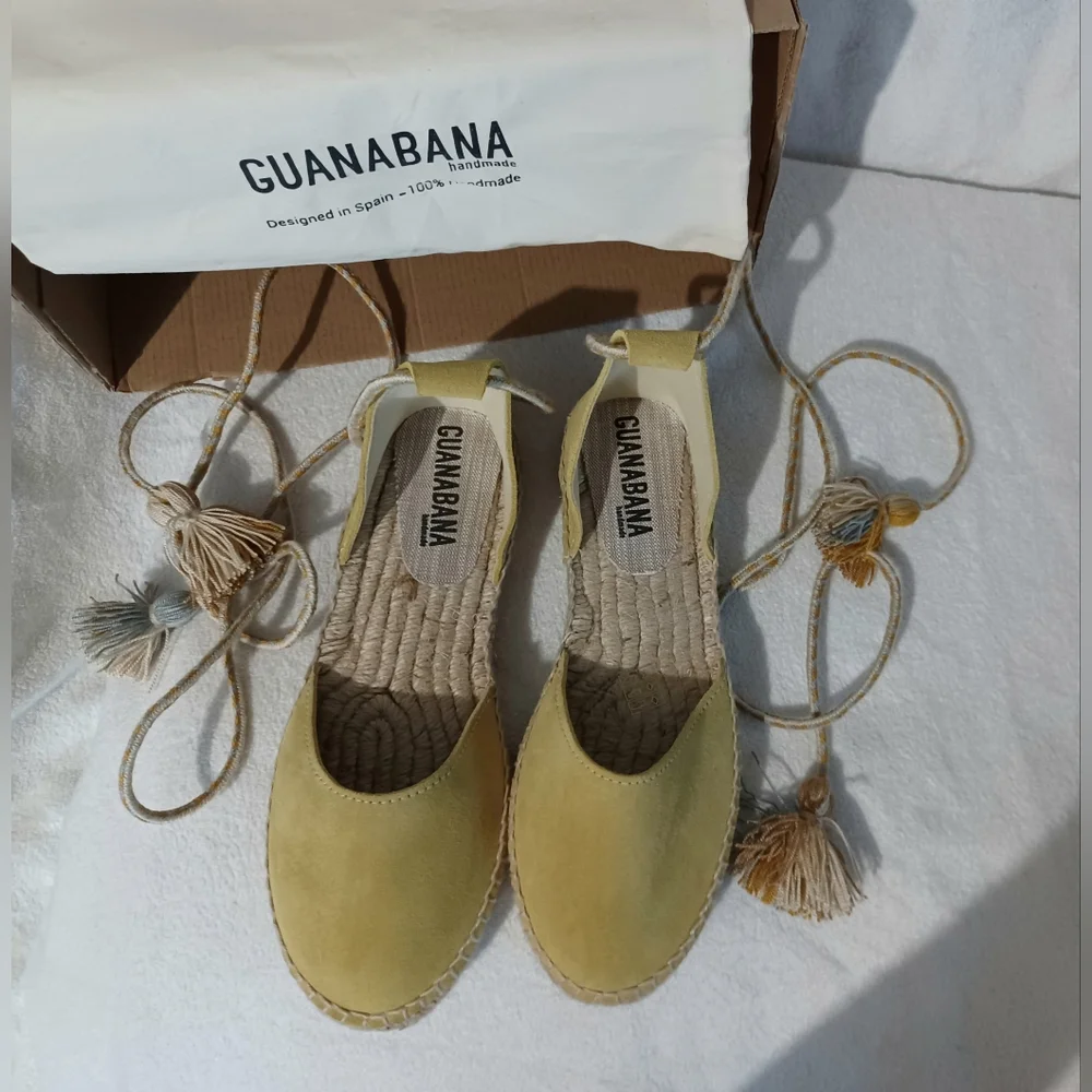 NIB YELLOW VALENCIAN FLAT WITH POMPOM Size 7.5 w/Dustbag By Guanabana Handmade